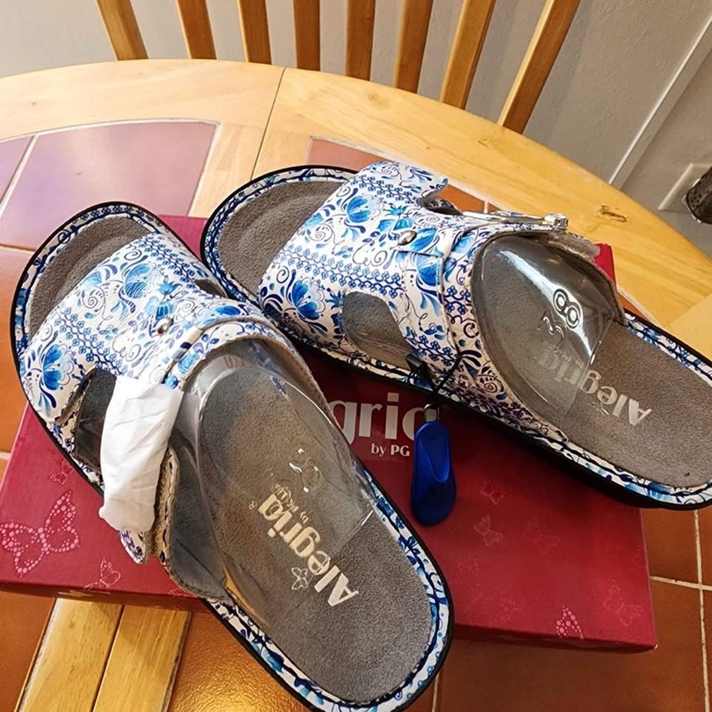 Alegria Women's Blue and White Patterned Mules
